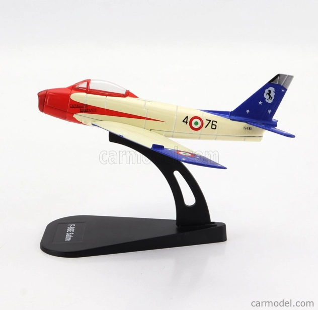 Vojenské lietadlo Italeri North American F-86e Sabre 1961 1:100 krémová červená modrá