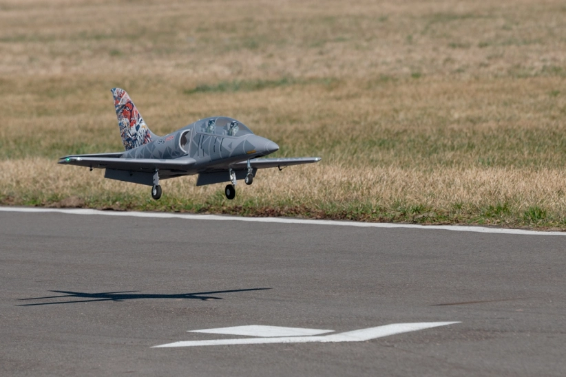 RC letadlo KAVAN L-39 Skyfox 1088mm, šedá