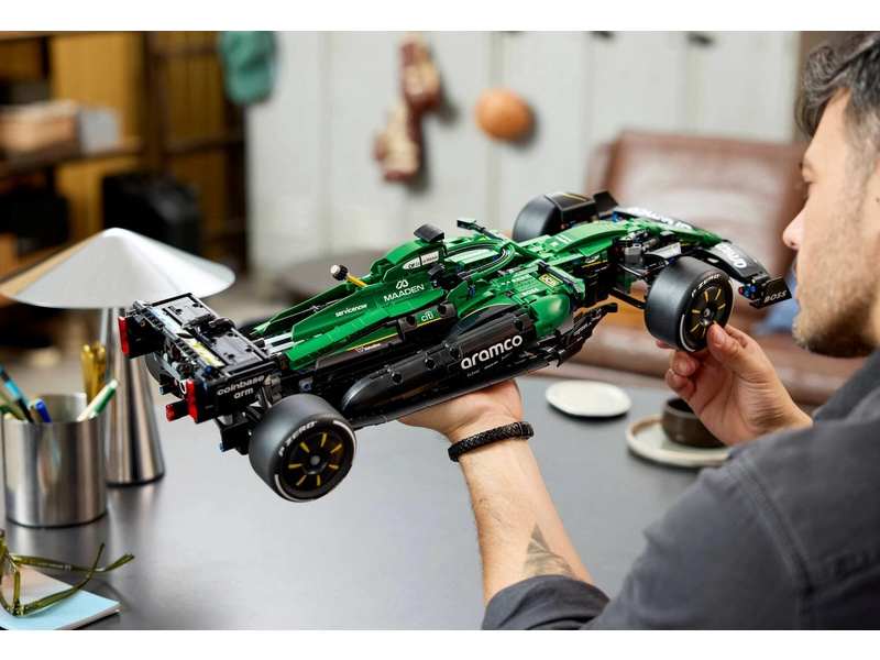 LEGO Technic - Auto Aston Martin Aramco AMR25 F1®