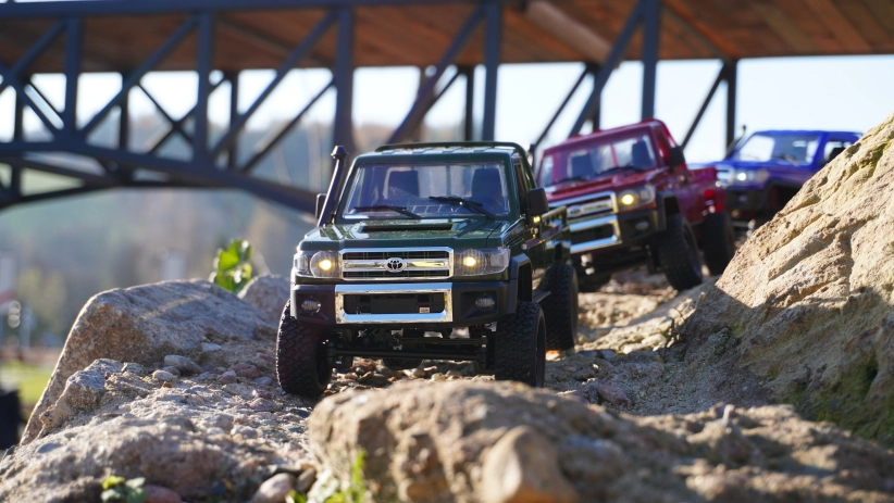 RC auto Land Cruiser Toyota, zelené + náhradná batéria