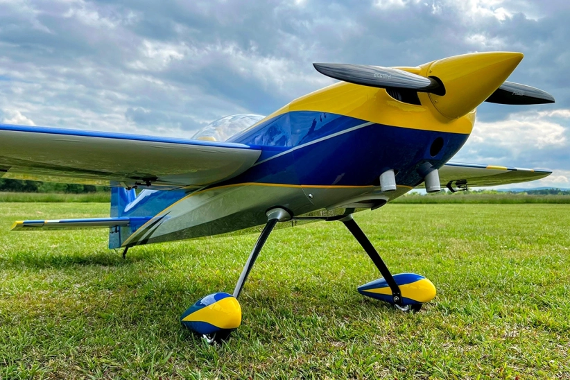 RC letadlo 104" Edge 540T 2,64m, modrá/žlutá