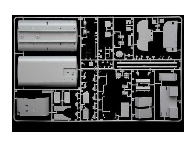 Italeri Oshkosh M978 Fuel Servicing Truck (1:35)