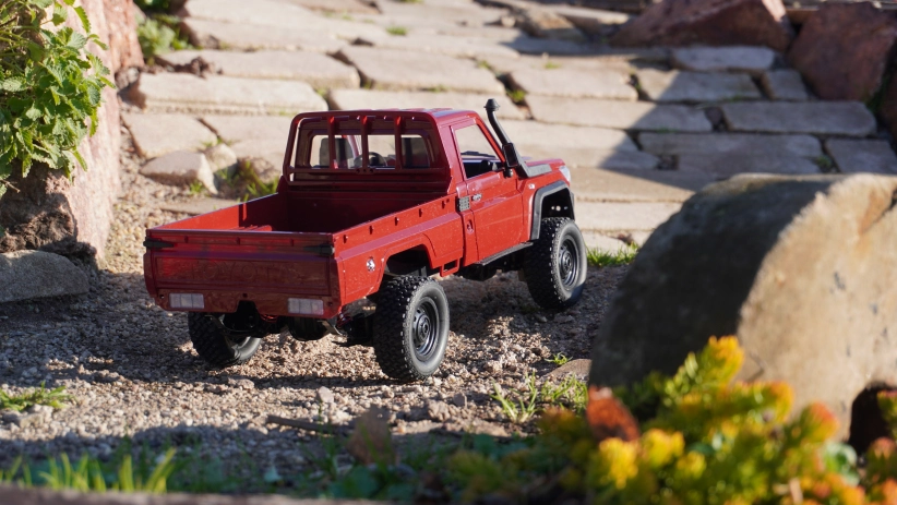 RC auto Land Cruiser Toyota, červená + náhradní baterie