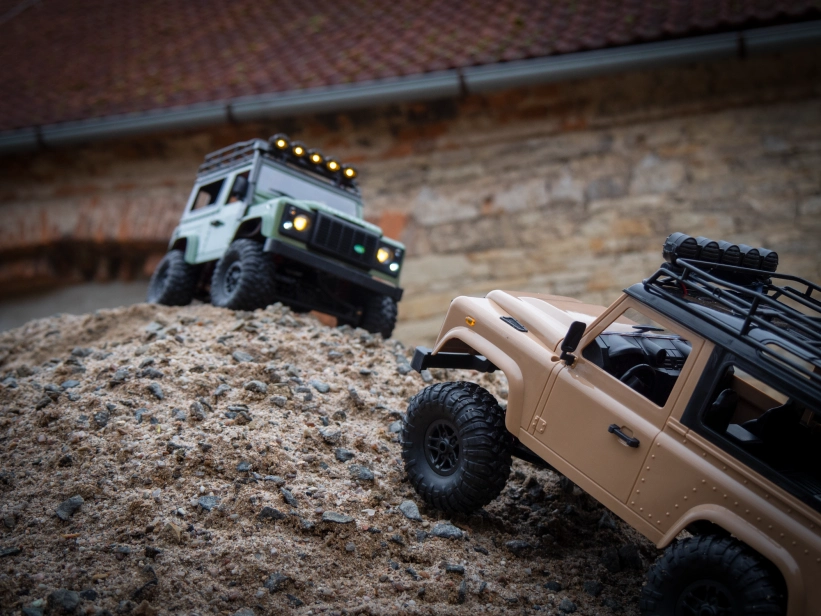 RC auto Land Rover Defender T98 1/12, zelená + náhradní baterie