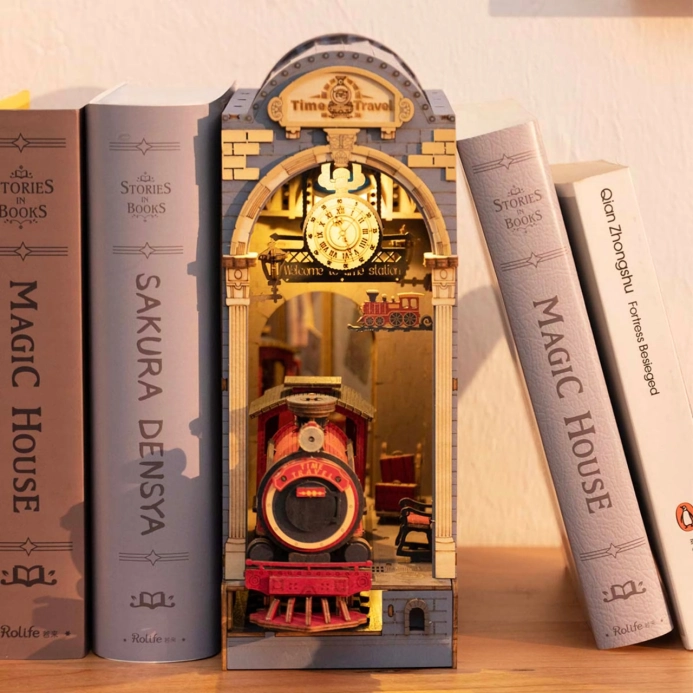 RoboTime 3D skladačka Zarážka na knihy Miniatúra domčeka Čarovná stanica – poškodený obal
