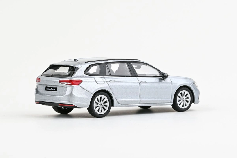 Abrex Škoda Superb IV Combi (2023) 1:43 - Strieborná kamienková metalíza