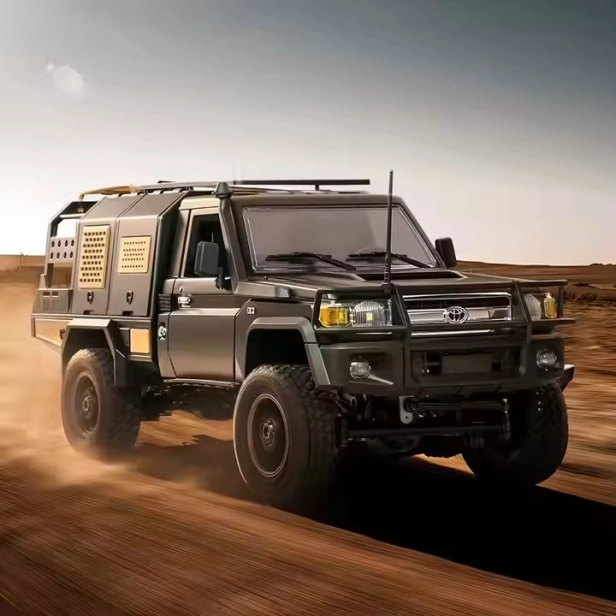 RC auto Land Cruiser Supertourer Toyota, stříbrná + náhradní baterie