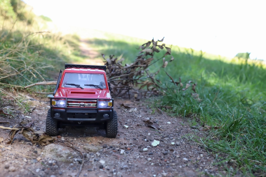 RC auto Land Cruiser Toyota s navijakom, červené | RCprofi.sk