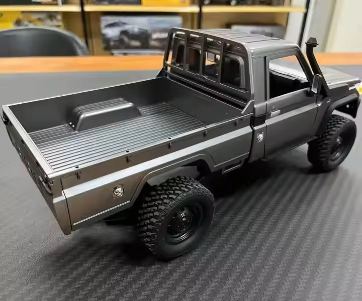 RC auto Land Cruiser Toyota PRO, stříbrná + náhradní baterie
