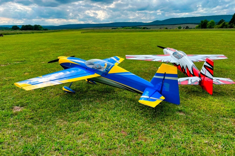 RC letadlo 104" Edge 540T 2,64m, modrá/žlutá