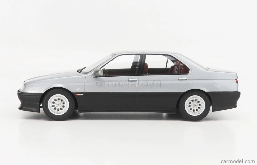 Triple9 Alfa romeo 164 Q4 1994 - Tmavočervený interiér 1:18 Strieborná šedá