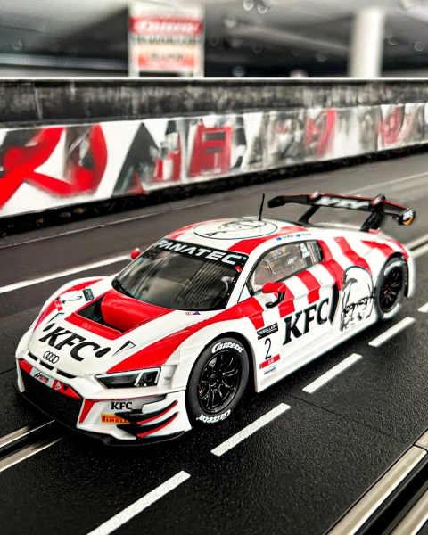 Auto Carrera D132 - 32073 Audi R8 LMS GT3 evo II | RCprofi.cz