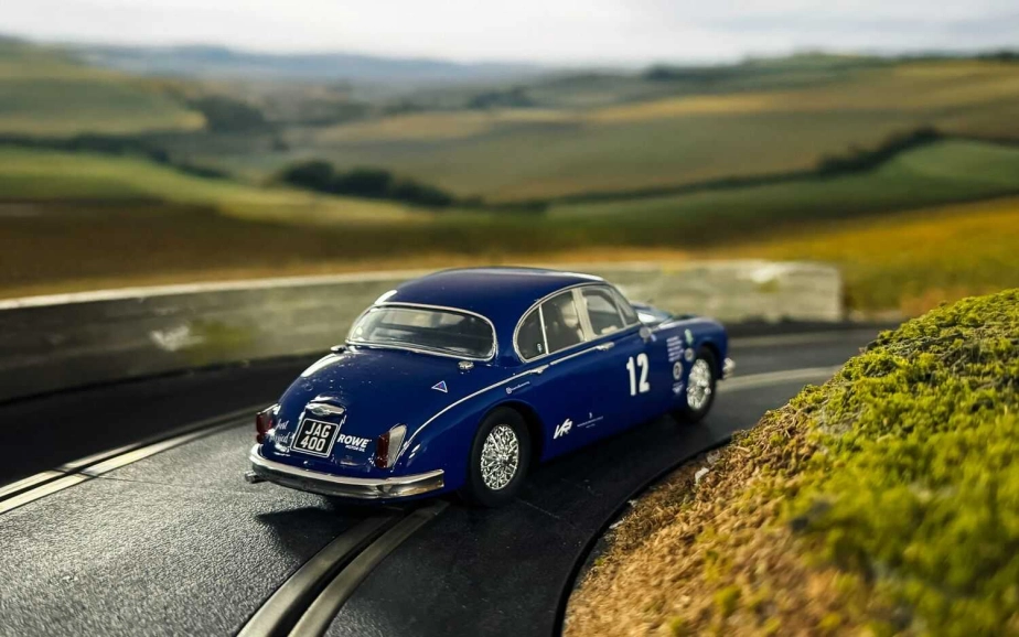 Autíčko Touring SCALEXTRIC C4596 - Jaguar MK2 - Grant Williams Racing (1:32)
