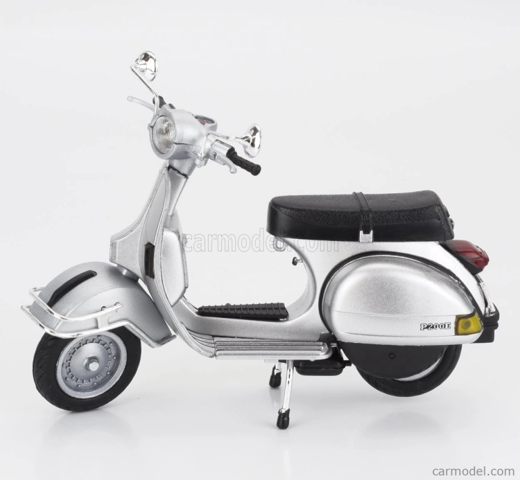 Newray Piaggio Vespa P200e 1978 1:12, stříbrná