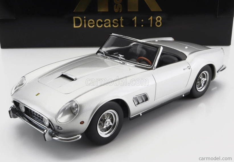 Ferrari 250gt California Spider s pevnou strechou 1960 v mierke 1:18 strieborná
