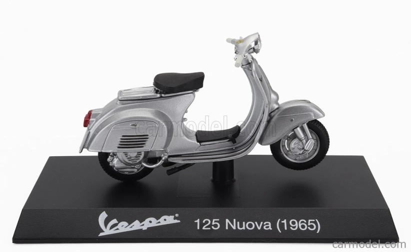 Edicola Piaggio Vespa 125 Nuova 1965 1:18 Strieborná
