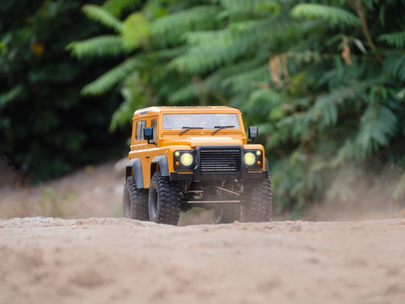 RC auto Land Rover Defender 90 1:10, oranžová