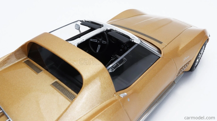 Chevrolet Corvette C3 1972 v mierke Kk - s odnímateľnou strechou 1:18 Gold Met