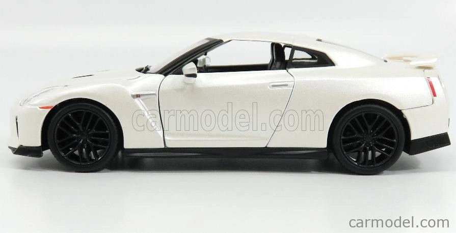 Bburago Nissan Gt-r (r35) Coupe 2017 1:24 biela perla