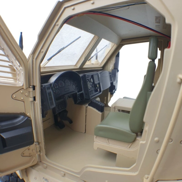 RC auto Maxx Pro MRAP, pouštní kamufláž