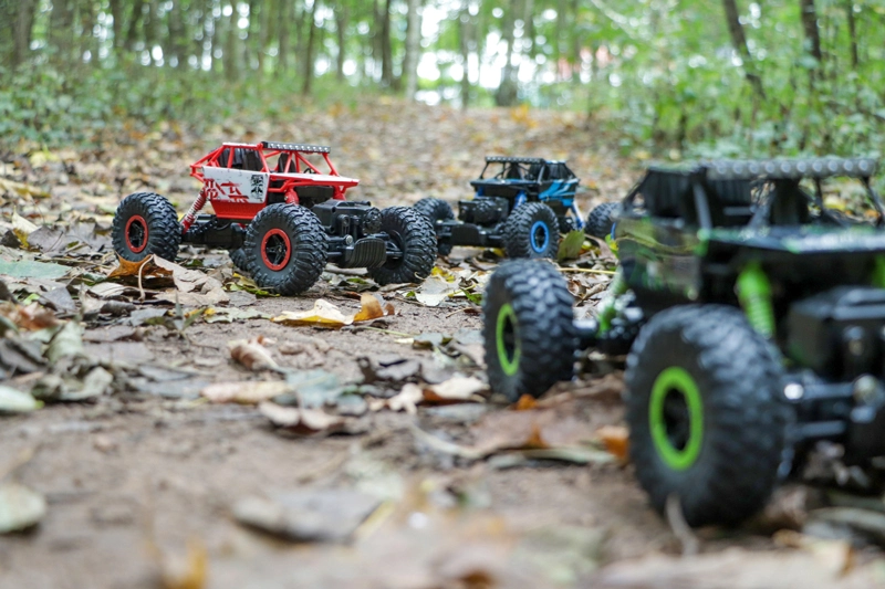 RC auto Conqueror 1:18, červená + náhradná batéria