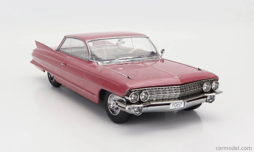 Cadillac Series 62 Coupe Deville 1961 v mierke 1:18 Ružová