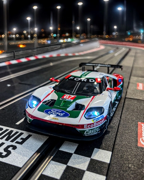 Auto Carrera D124 - 24000 Ford GT Race Car "No.67"