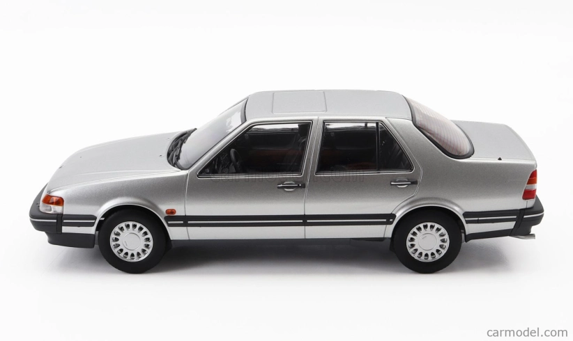Triple9 Saab 9000 Cd Turbo 1990 1:18 Silver | RCprofi.cz