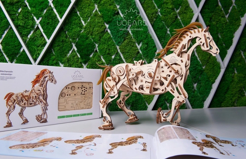Ugears 3D drevené mechanické puzzle Kôň