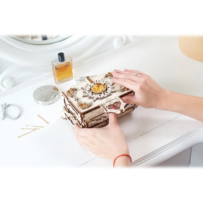 Ugears 3D dřevěné mechanické puzzle Jantarová šperkovnice