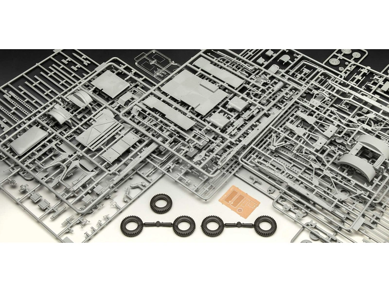 Revell W.O.T. 8 BM-13-16 Katyusha/Cargo (1:35) (súprava)
