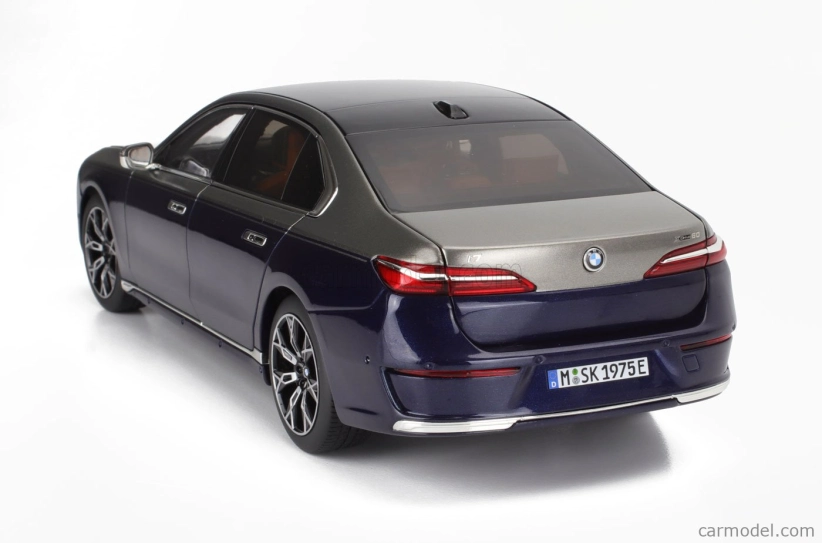 Minichamps BMW radu 7 I7 Xdrive60 2023 1:18 modrá strieborná