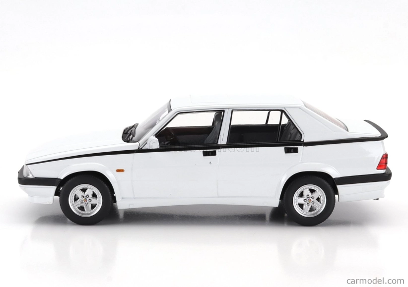 Triple9 Alfa romeo 75 1988 1:18 Bílá