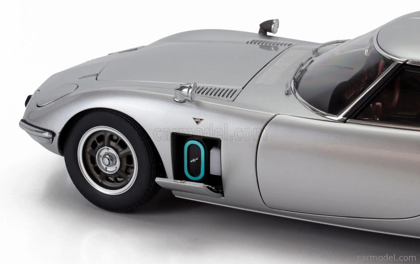 Autoart Toyota 2000gt 1967 1:18 strieborná