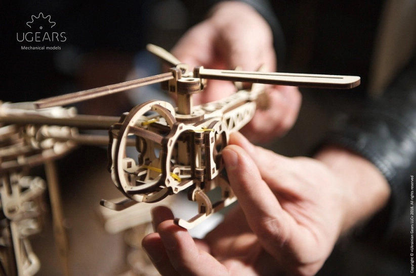 Ugears 3D drevené mechanické puzzle lietajúce stroje
