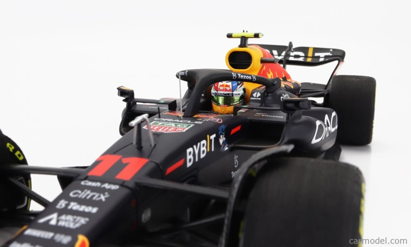 Minichamps Red bull F1 Rb18 Team Oracle Red Bull Racing N 11 1:18, tmavě modrá