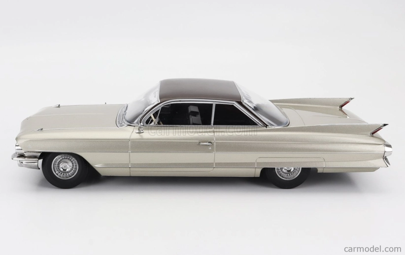 Cadillac Series 62 Coupe Deville 1961 v mierke 1:18, béžovo hnedý