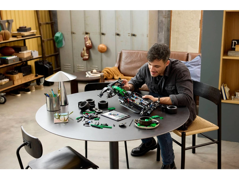 LEGO Technic - Auto Aston Martin Aramco AMR25 F1®