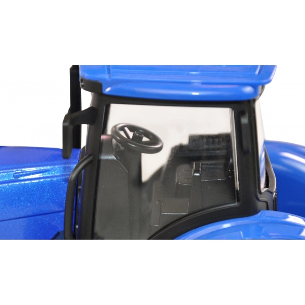 RC traktor s pluhom