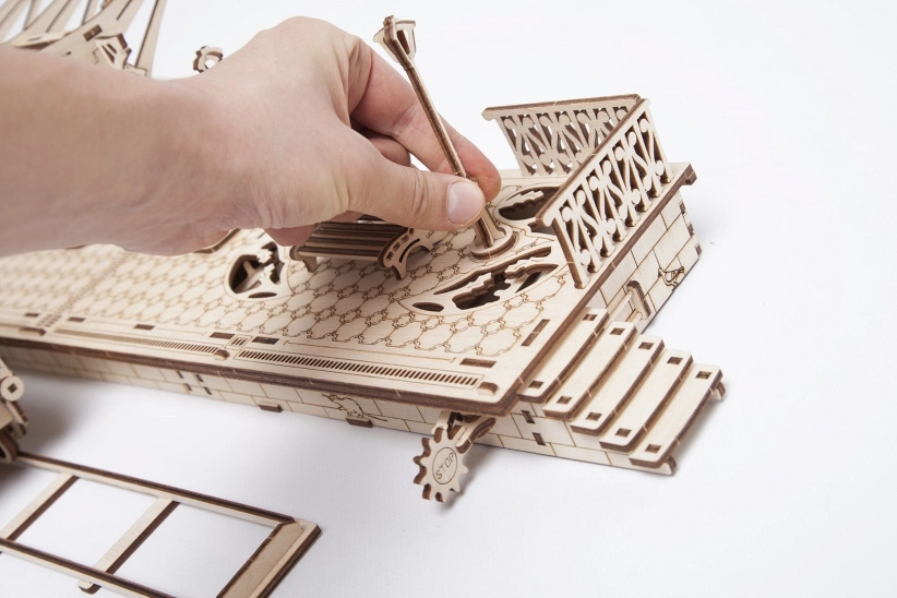 Ugears 3D dřevěné mechanické puzzle Železniční nástupiště