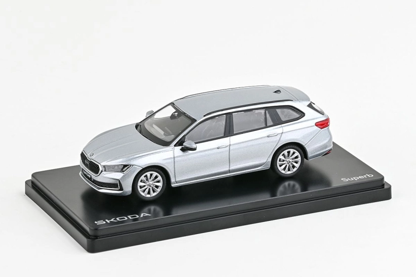 Abrex Škoda Superb IV Combi (2023) 1:43 - Strieborná kamienková metalíza