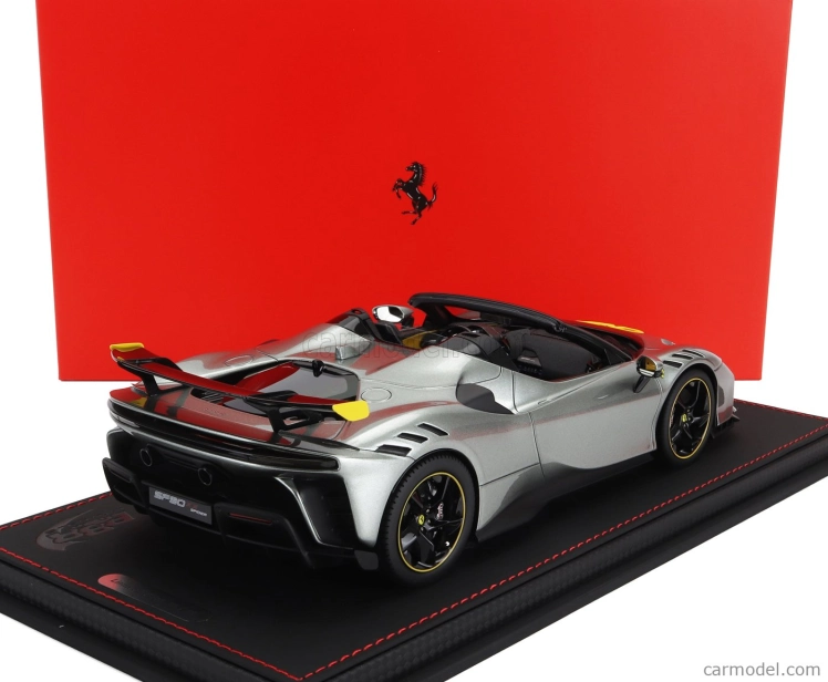Bbr-models Ferrari Sf90 Xx Stradale Spider 2024 - Con Vetrina - With Showcase 1:18 Grigio Competizione - Šedá Žlutá Černá