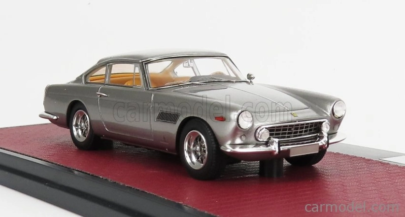 Modely v mierke Matrix Ferrari 250gt 2+2 Coupe 1960 1:43 Strieborná