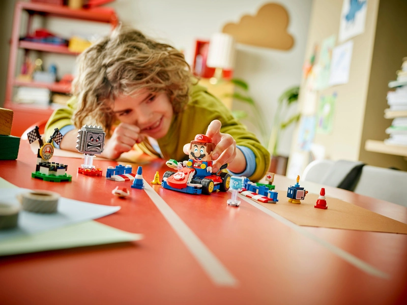 LEGO Super Mario - Mario Kart™ - Interaktívny LEGO Mario™ a štandardná motokára