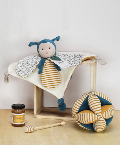 Doudou Textilná aktívna lopta s hrkálkou včela 15 cm