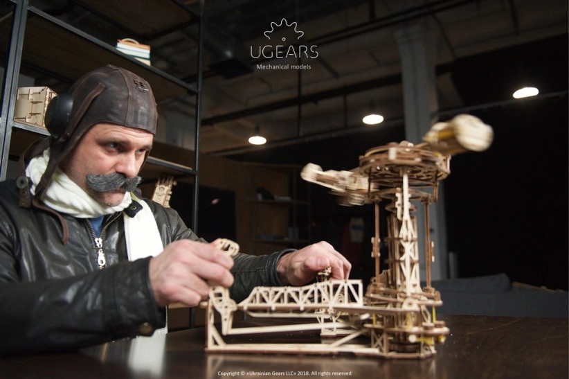 Ugears 3D drevené mechanické puzzle lietajúce stroje