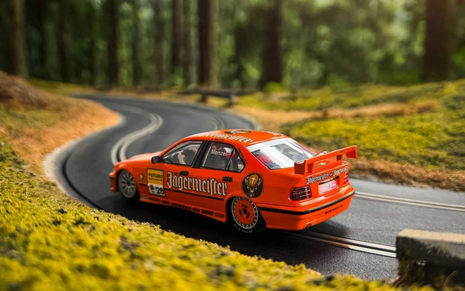 Autíčko Touring SCALEXTRIC C4574 - BMW E36 320i - BTCC 1995 - David Brabham (1:32)