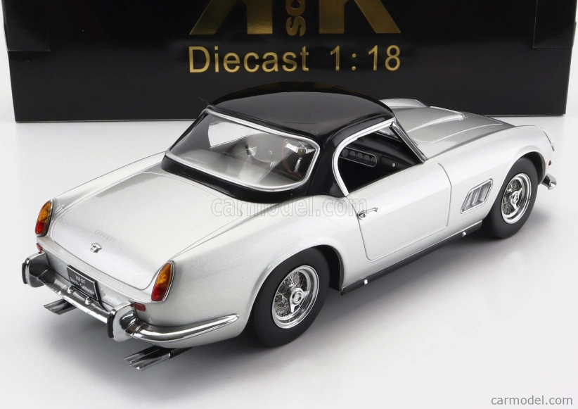 Ferrari 250gt California Spider s pevnou strechou 1960 v mierke 1:18 strieborná