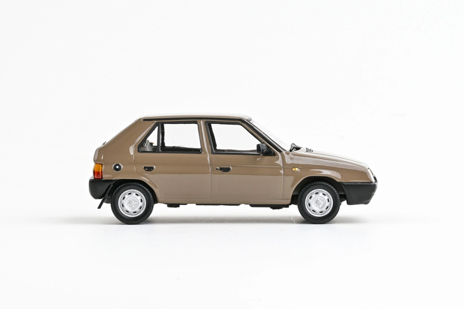 Abrex Škoda Favorit 136L (1988) 1:43 - Hnědá Kamenná