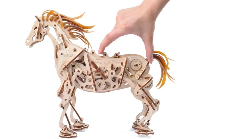 Ugears 3D drevené mechanické puzzle Kôň